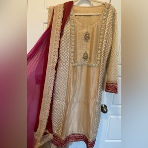 Pakistani shalwar kamiz